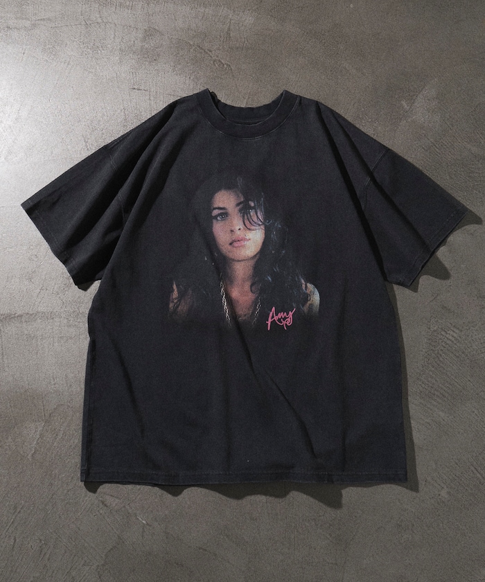 【EXCLUSIVE】 Amy Winehouse / エイミー・ワインハウス グラフィッククルーネックTシャツ