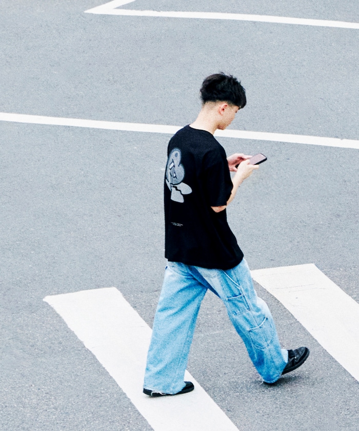 Kurt Wu/heartbroken バックプリント クルーネックTシャツ