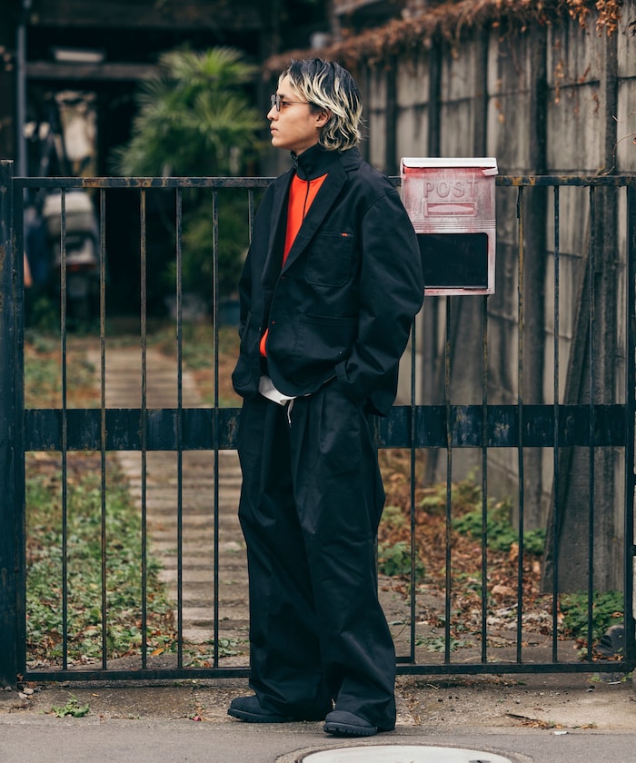 チャコールグレー：CHARCOAL