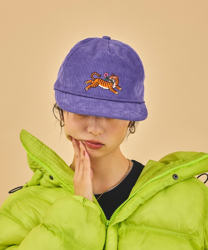 5パネル コーデュロイ LE TIGRE ロゴ トラッカーキャップ [タイガー刺繍]