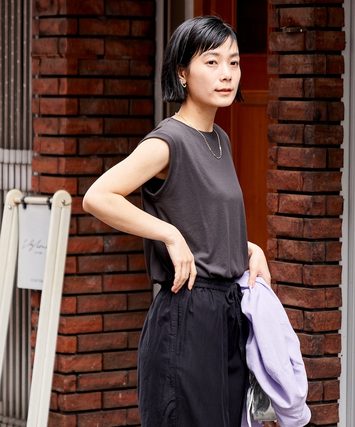 チャコールグレー：CHARCOAL