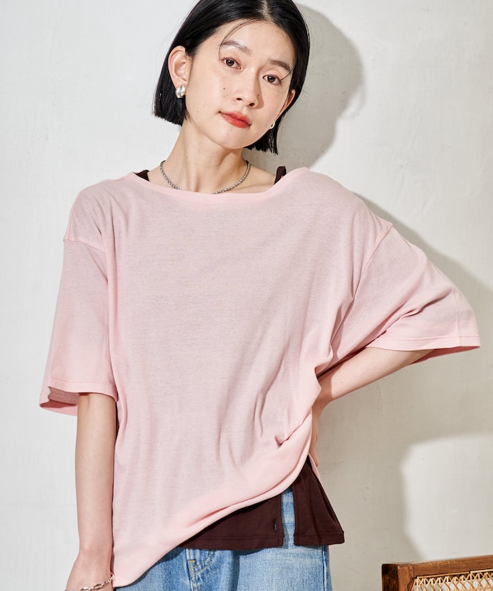 ＜カシミヤ入り＞ガーセフライス ルーズボートネック 半袖Ｔシャツ：1121248901600 とレイヤード