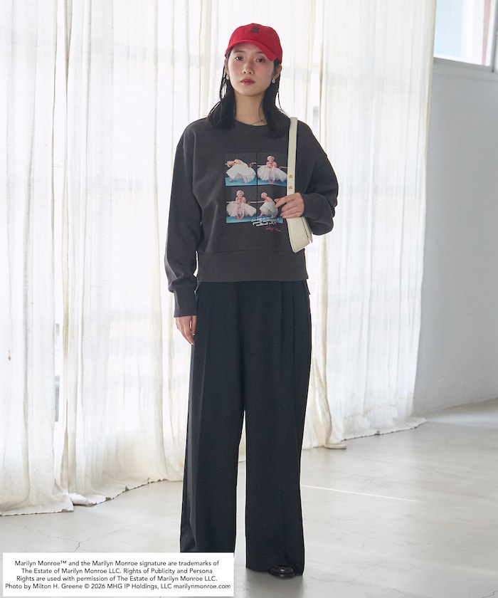 チャコールグレー：CHARCOAL