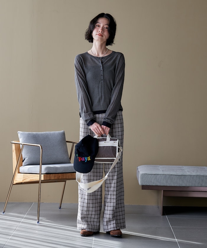 チャコールグレー：CHARCOAL