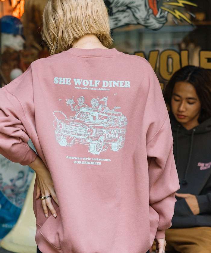 SHE WOLF DINER×FREAK'S STORE/シーウルフダイナー 別注 ビッグシルエット バックプリント クルーネックスウェット/CAR 【限定展開】