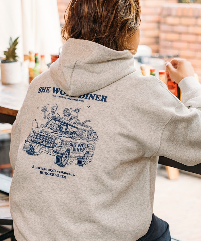 SHE WOLF DINER×FREAK'S STORE/シーウルフダイナー 別注 ビッグシルエット バックプリント POパーカー/フーディー/CAR 【限定展開】