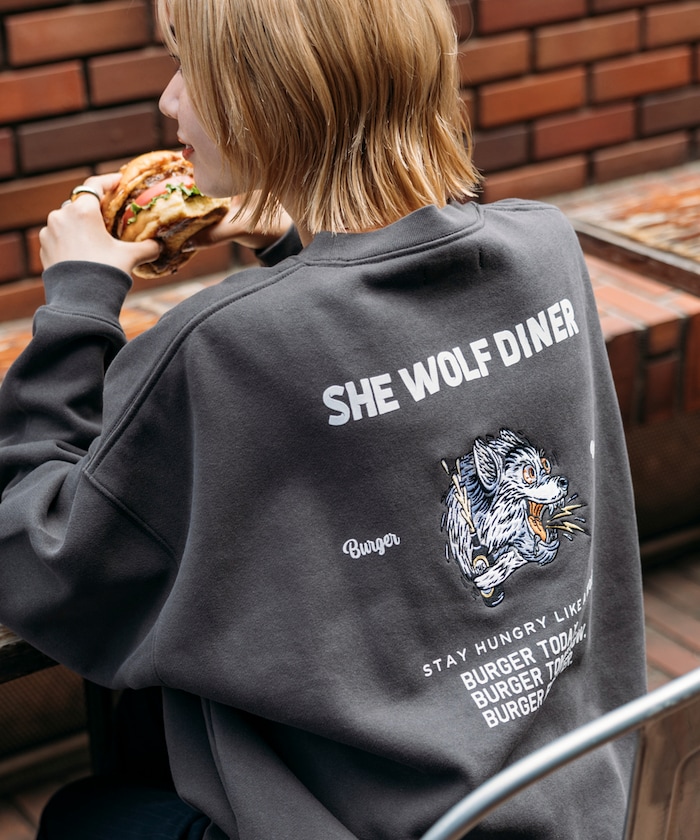SHE WOLF DINER×FREAK'S STORE/シーウルフダイナー 別注 ビッグシルエット バック刺繍 クルーネックスウェット/WOLF 【限定展開】