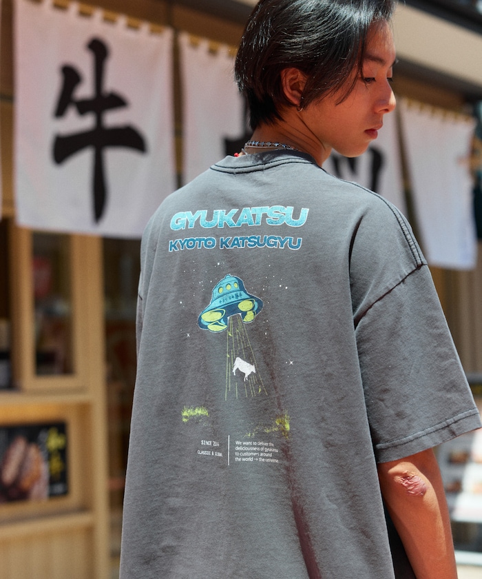 【FREAK'S STORE】 牛カツ京都勝牛×FREAK'S STORE 別注 ビッグシルエット ピグメントダイ バックプリント Tシャツ / UFO 【限定展開】 male 【FREAK'S STORE】 牛カツ京都勝牛×FREAK'S STORE 別注 ビッグシルエット ピグメントダイ バックプリント Tシャツ / UFO 【限定展開】 male