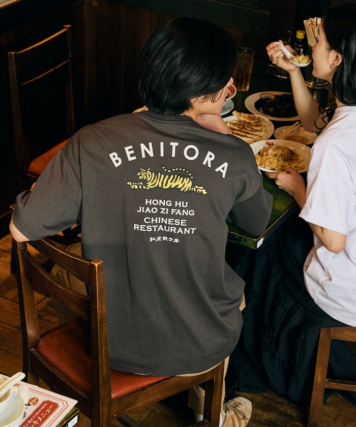 限定展開 紅虎餃子房×FREAK'S STORE 別注 ビッグシルエット バックプリント クルーネックTシャツ