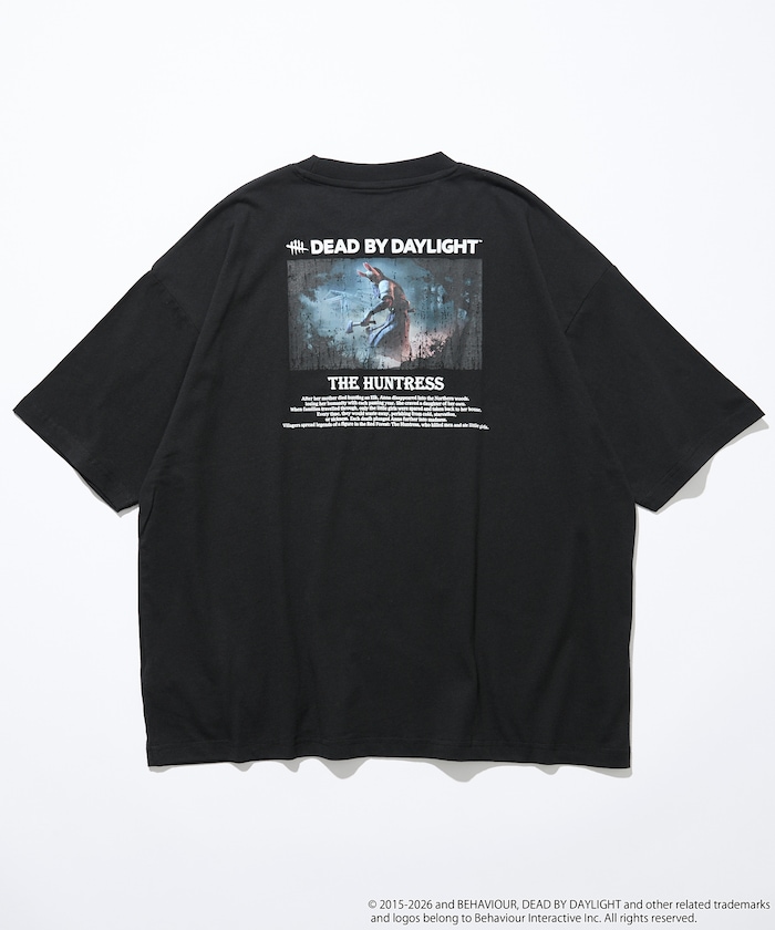 DEAD BY DAYLIGHT 別注 THE HUNTRESS フォト バックプリント クルーネックTシャツ 【限定展開】