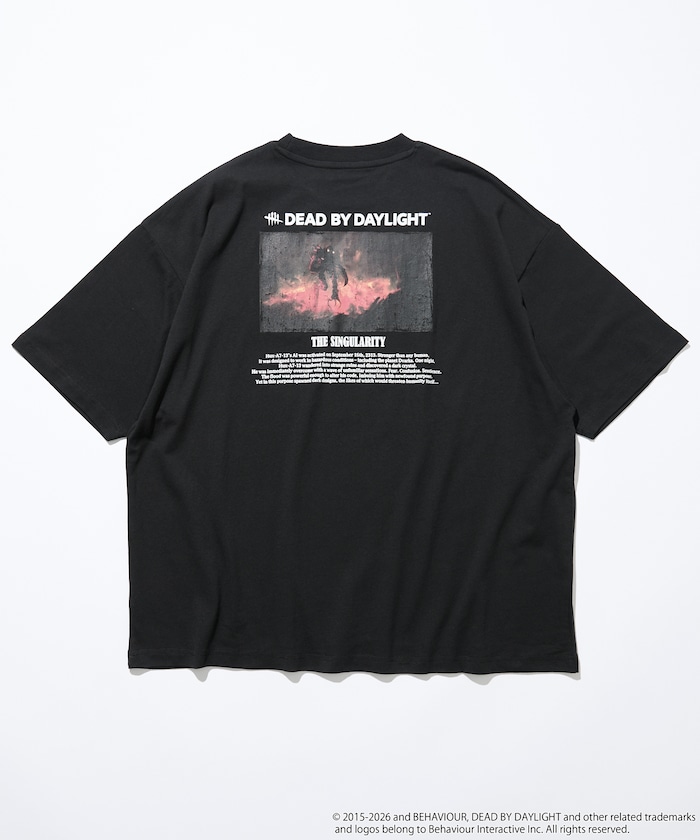 DEAD BY DAYLIGHT 別注 THE SINGULARITY フォト バックプリント クルーネックTシャツ 【限定展開】