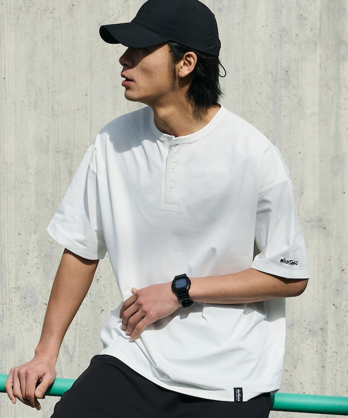 WILD THINGS×FREAK'S STORE/ワイルドシングス 別注 ワンポイント ヘンリーネック Tシャツ 【限定展開】