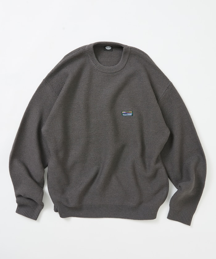 リラックスフィット ワンポイントロゴ クルーネックニット 【限定展開】