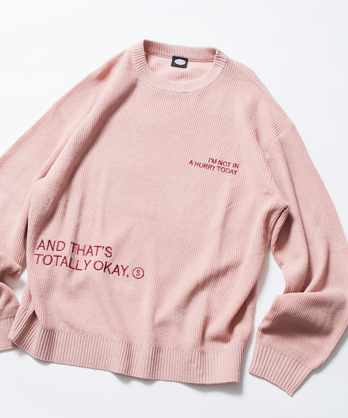 リラックスフィット レタードランダム刺繍 クルーネックニット 【限定展開】