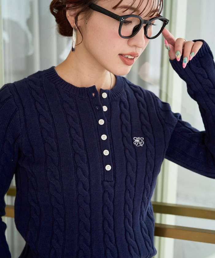 ワンポイント刺繍ケーブルニットヘンリーネックプルオーバー【限定展開】