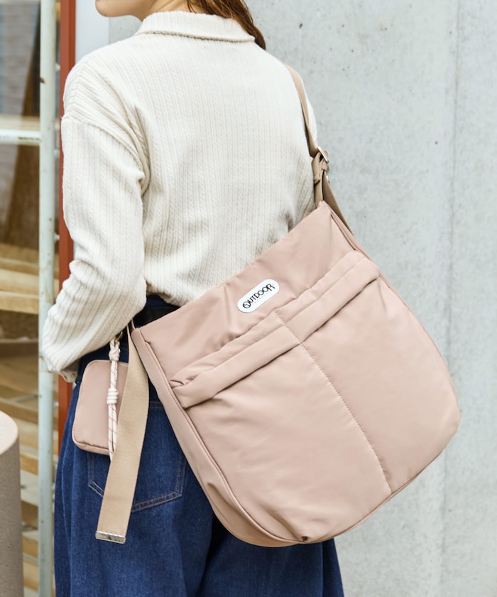 【OUTDOOR PRODUCTS】 別注 チャーム付き アウトポケット ショルダーバッグ【限定展開】 female 【OUTDOOR PRODUCTS】 別注 チャーム付き アウトポケット ショルダーバッグ【限定展開】 female