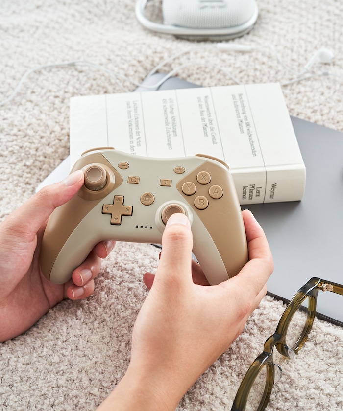 くすみカラーが可愛い！話題のワイヤレスゲームコントローラー