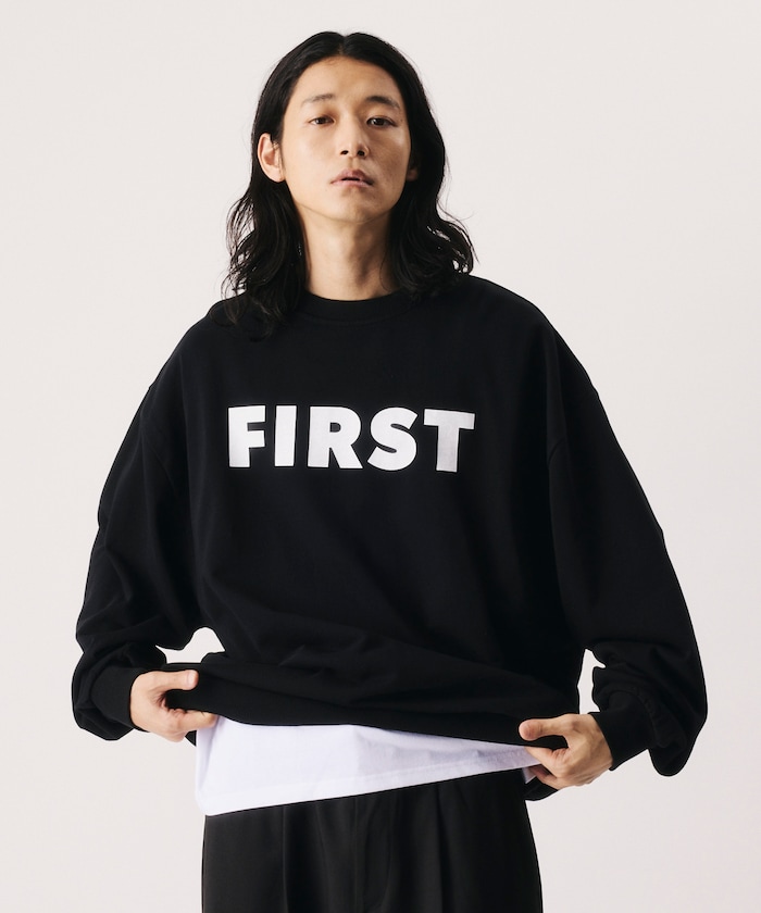 リラックスフィット FIRSTプリント クルーネック スウェット【限定展開】