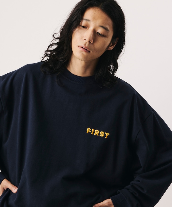 リラックスフィット FIRST ワンポイント刺繍 クルーネックスウェット【限定展開】