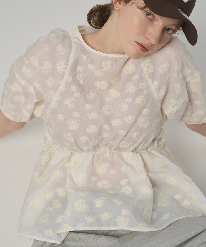 【2月12日12:00発売】フラワー シアージャガード ボリュームスリーブ ペプラムブラウス / 5分袖