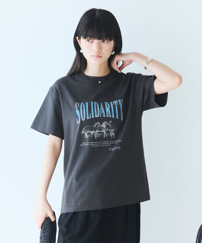 コンフォータブル ロゴホースプリント クルーネック Tシャツ