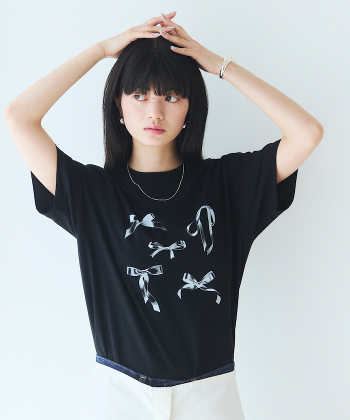コンフォータブル リボンプリント クルーネック Tシャツ