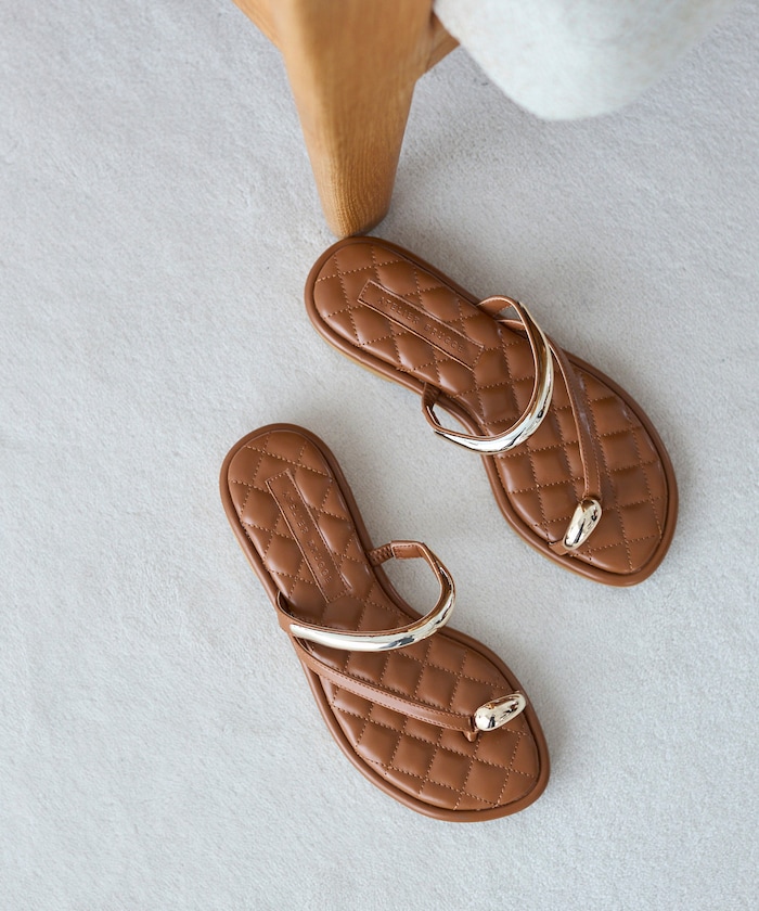 メタルパーツ キルティング フラット トングサンダル / 2.5cmソール (22.5cm～24.5cmサイズ展開)